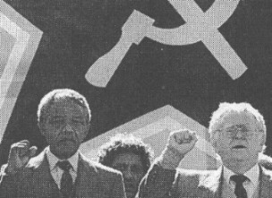 Nelson Mandela, az apartheidelleni mozgalom „hőse” valamint a Dél-afrikai Kommunista Párt elnöke, a zsidó származású Joe Slovo kommunista szalutálása